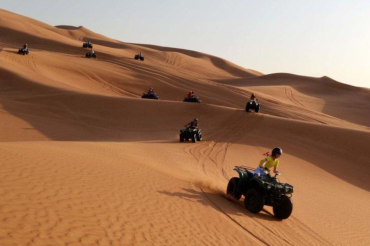 Dubai Morning Quad Bike avec Sandboarding et Camel Ride