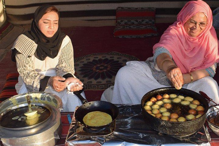 Safari dans le désert avec barbecue Dinner_machine à pain arabe et lukaimat