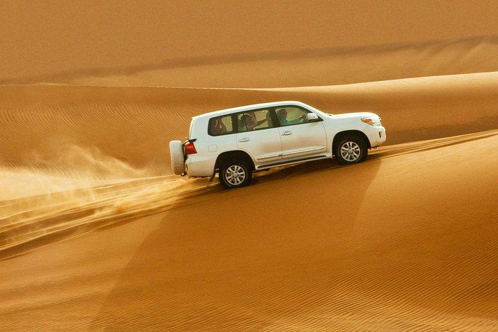 Safari matinal dans le désert de dunes rouges