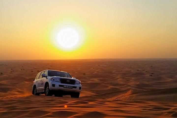 Sun Rise Desert Safari & Sandboarding (véhicule privé)