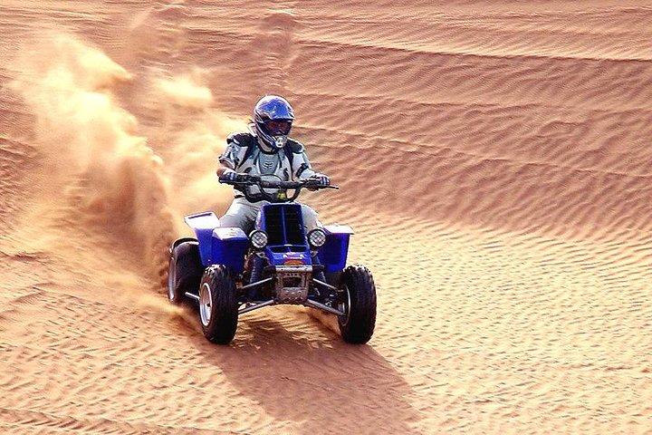 Dubai 30 mins Quad Bike avec Safari en soirée et monde Ferrari