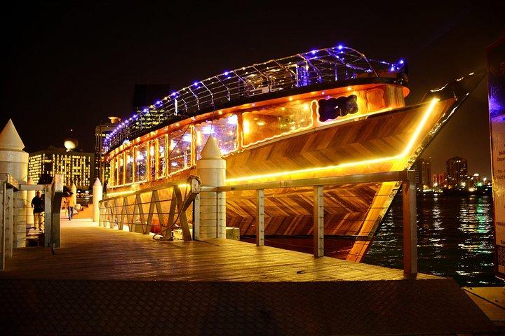 Dîner croisière 5 étoiles en boutre dans la marina avec transferts, Dubaï