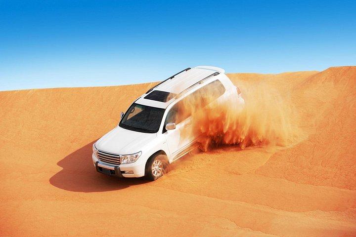 Offre combinée à Dubaï : expérience d'un campement dans le désert en 4x4 et dîner-croisière en boutre