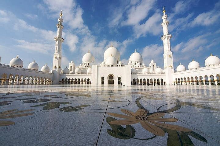 Visite de la ville d'Abu Dhabi au départ de Dubaï, déjeuner à l'Emirates Palace inclus