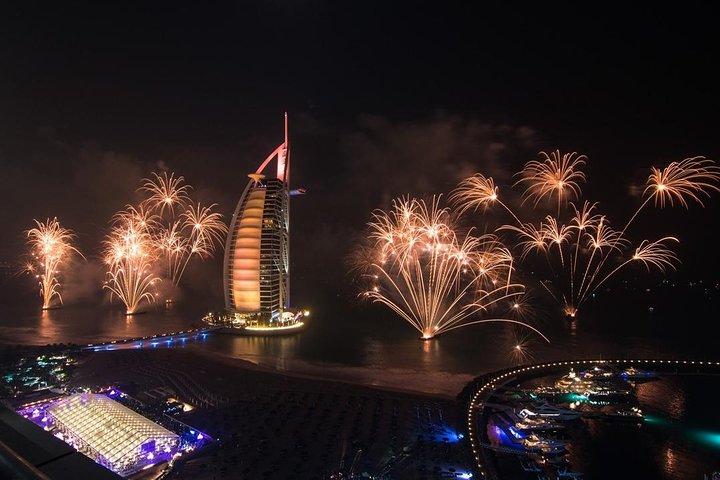 Célébration du Nouvel An dans le golfe Persique à Marina Dubai avec des feux d'artifice fantastiques