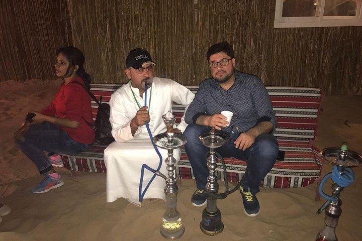 Fumer la chicha lors du safari dans le désert de Dubaï