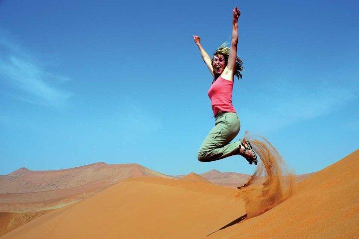 Saut dans le désert lors du safari dans le désert de Dubaï