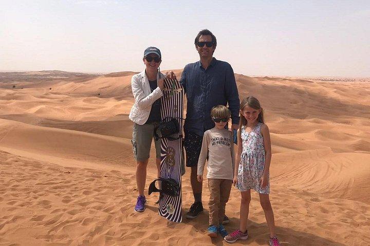 Pose en famille lors du safari dans le désert de Dubaï