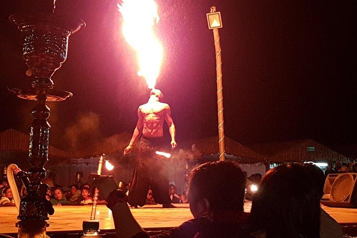 Spectacle de feu lors du safari dans le désert de Dubaï