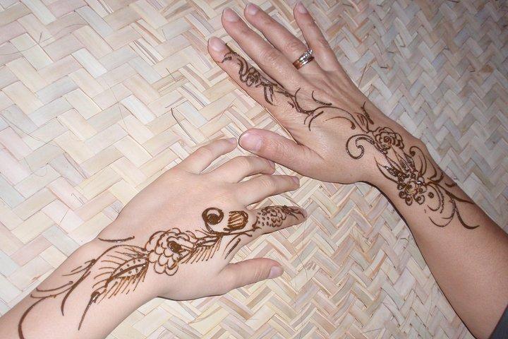 Tatouage au henné lors du safari dans le désert de Dubaï