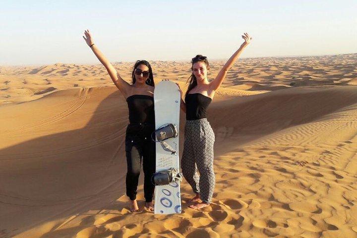 Surf dans les dunes lors du safari dans le désert de Dubaï