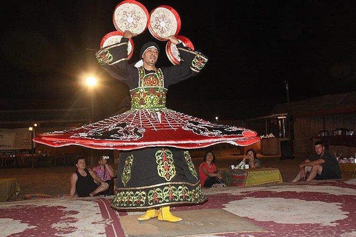 Danse Tanura lors du safari dans le désert de Dubaï