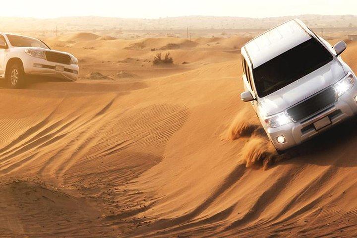 Safari dans le désert en 4X4 à Dubaï , Promenade à dos de chameau ,4 Live Shows, Dîner barbecue