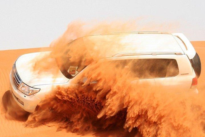 Safari des dunes rouges du matin de Dubaï avec randonnée à dos de chameau et planche à sable