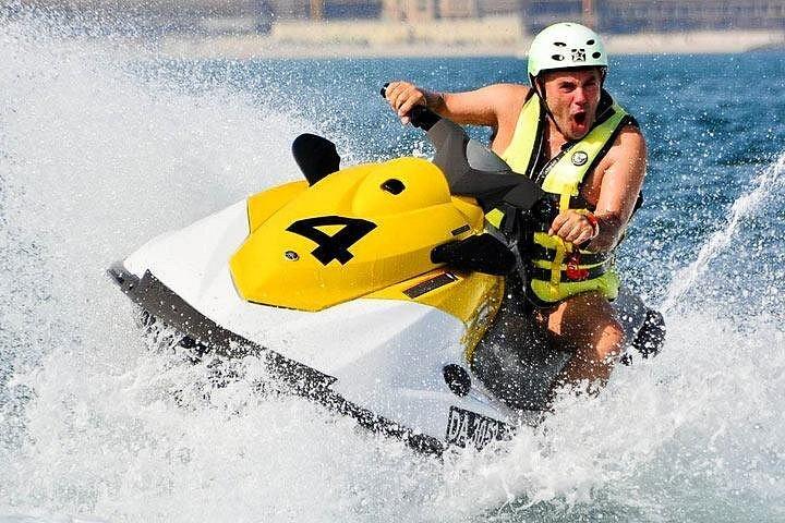 Partez pour une aventure en jet ski dans la marina de Dubaï