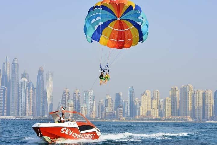 Obtenez une vue plongeante sur la célèbre ligne d'horizon de la marina de Dubaï avec le parachute ascensionnel