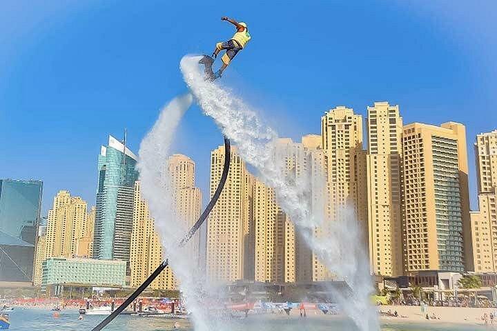 Envolez-vous dans les airs avec le flyboard dans la marina de Dubaï
