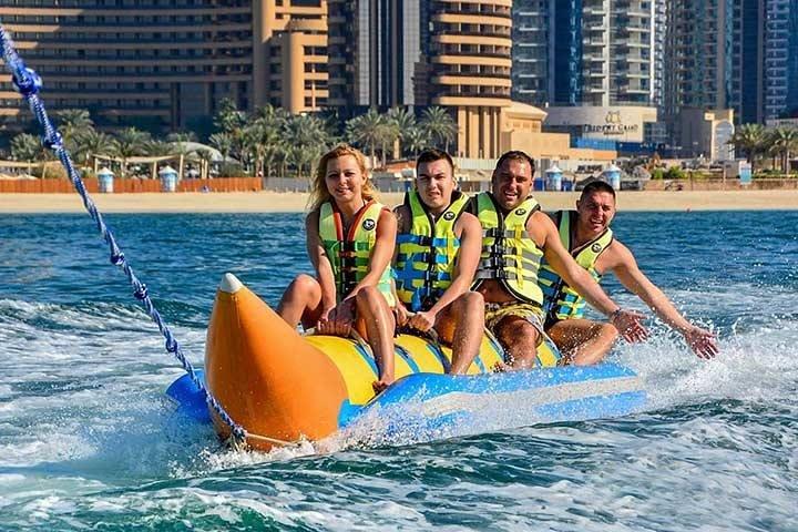 Faites un tour gonflable palpitant dans la marina de Dubaï