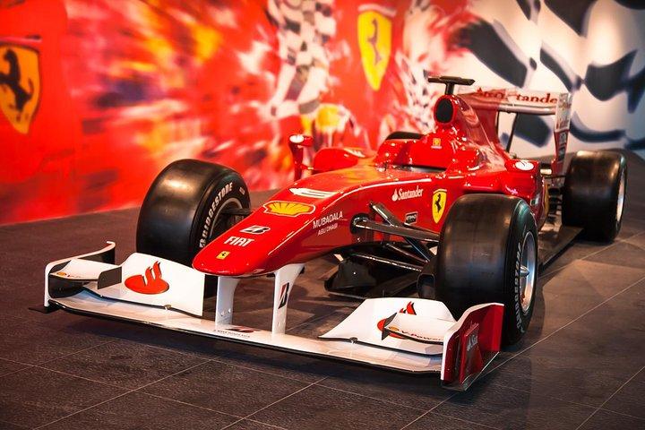 Visite privée d'Abu Dhabi et Ferrari World depuis Dubaï pour un groupe de 5