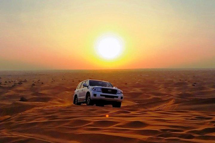 Abu Dhabi Desert Safari 4x4, dîner barbecue, promenade à dos de chameau
