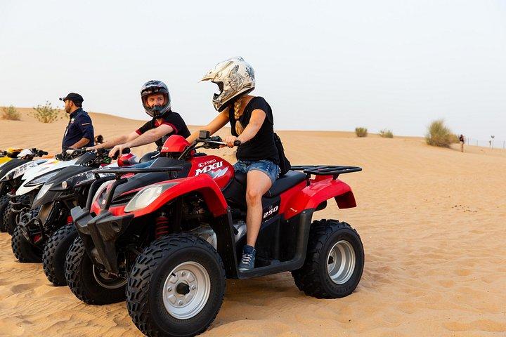 Les voyageurs se préparent à faire du quad dans le désert.