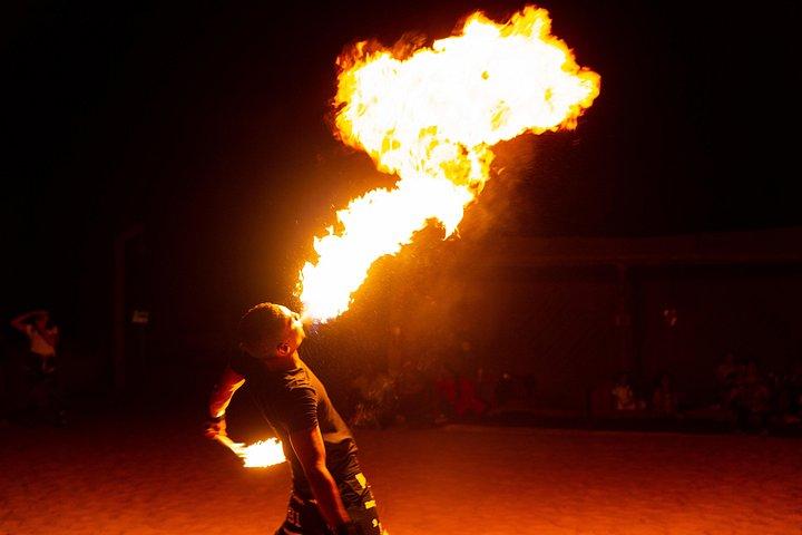 Un souffle de feu se produit dans un camp du désert près de Dubaï.