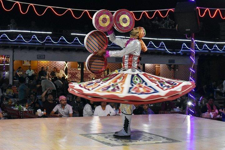Spectacle de danse Tanura lors du safari dans le désert de Dubaï