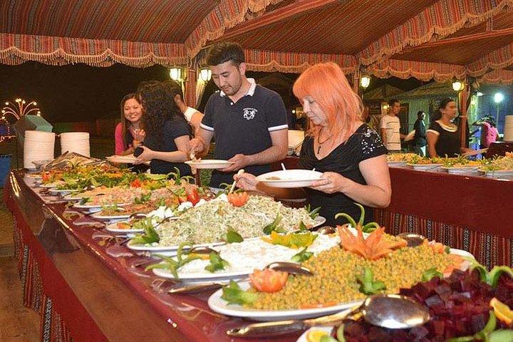 Dîner buffet lors du safari dans le désert de Dubaï