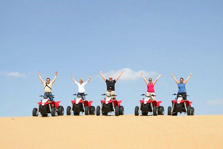 Dubai Red Dunes Safari en Quad, Sand Boarding, balade à dos de chameau et dîner au barbecue