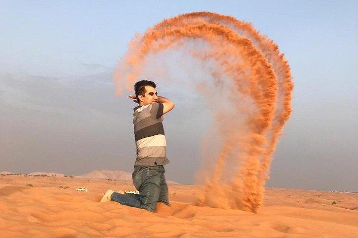 Divertissement dans le désert lors du safari dans le désert de Dubaï