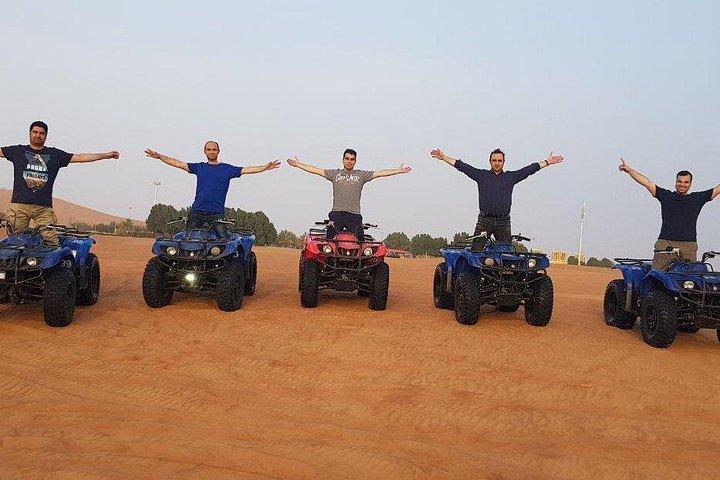 Photo du groupe de quads lors du safari dans le désert de Dubaï