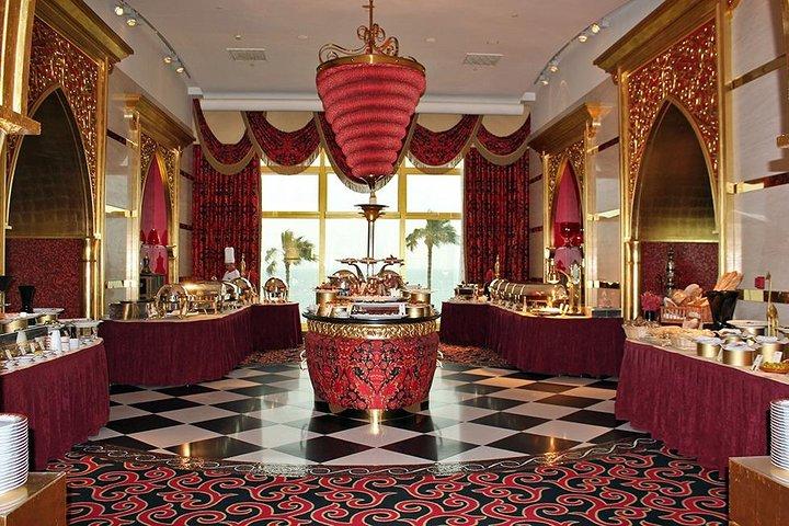 Découvrez Dubaï de nuit avec Dine Experience au Burj Al Arab