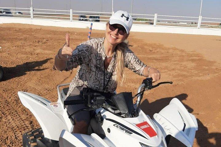 Safari matinal dans le désert avec quad et balade à dos de chameau