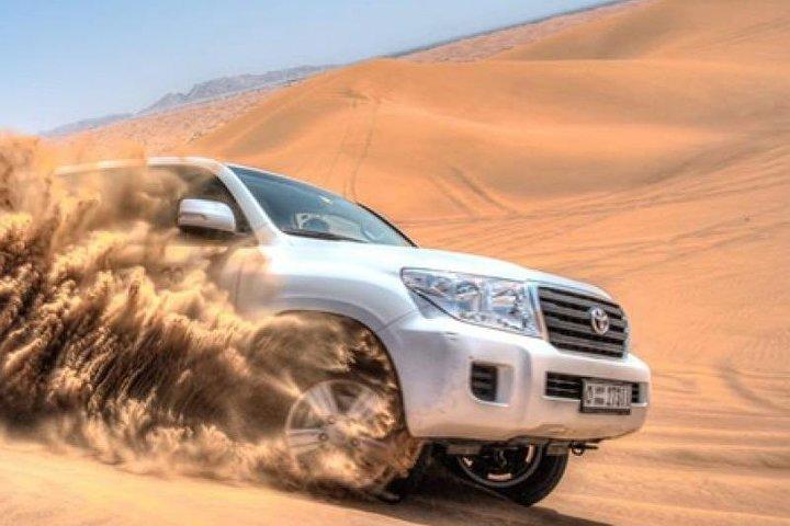 Safari privé dans le désert des dunes rouges en soirée
