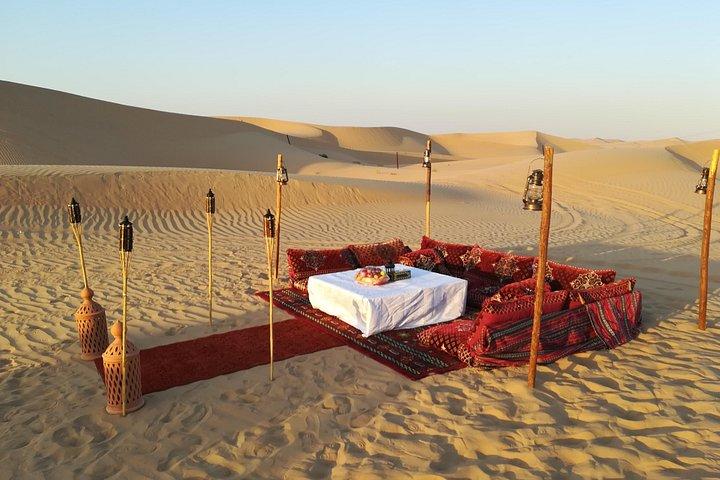 Dîner romantique dans les dunes du quartier vide