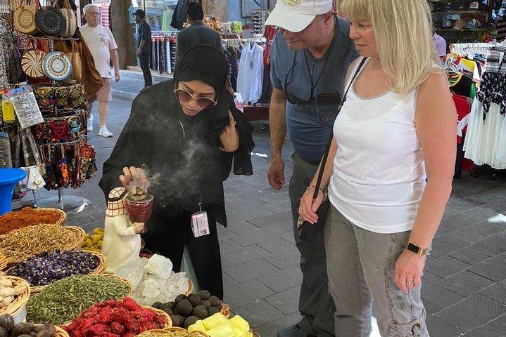 Visite privée du centre-ville d'Abu Dhabi avec des Emiratis locaux