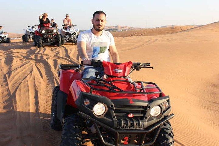 Safari en quad dans le désert de Dubaï avec dîner barbecue