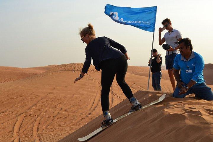 Profitez du désert de Dubai Fossil Rocks avec sandboard, promenade à dos de chameau et dîner barbecue