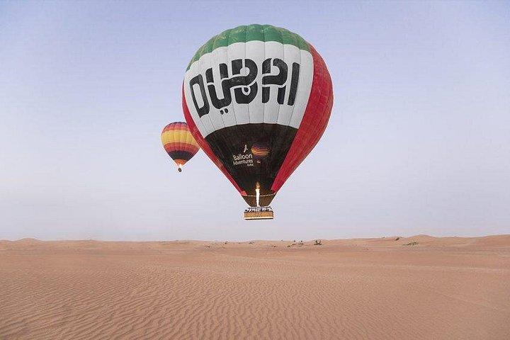 Vue imprenable sur le magnifique désert de Dubaï en montgolfière au départ de Dubaï