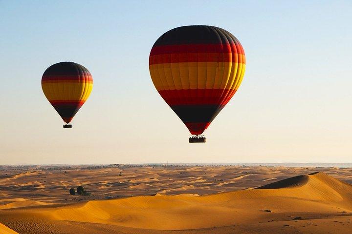 Vues sur le magnifique désert de Dubaï en montgolfière depuis Dubaï