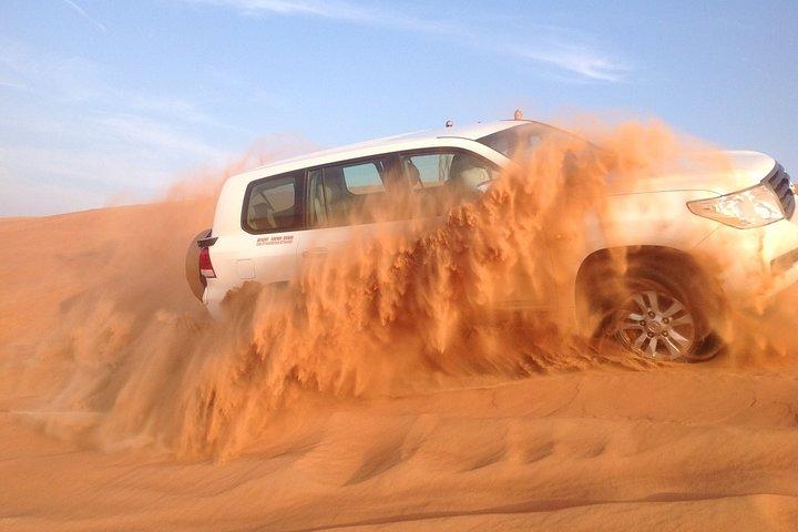 Safari dans le désert d'Abu Dhabi avec barbecue, balade à dos de chameau et spectacle arabe