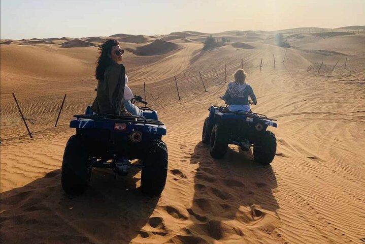 Safari privé dans le désert de Dubaï : Dîner barbecue, planche à sable et 5 spectacles