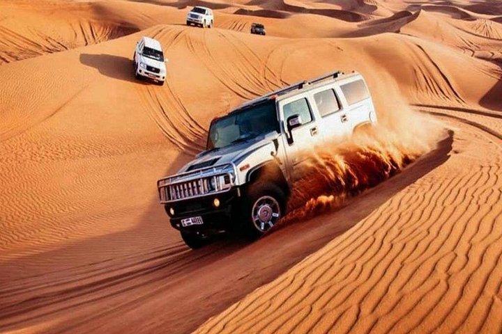Safari Premium dans le désert avec dîner barbecue, danse du ventre, balade à dos de chameau et surf sur le sable