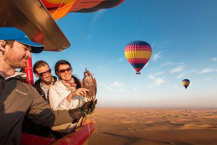 Admirez la vue sur le magnifique désert de Dubaï en montgolfière Dubaï