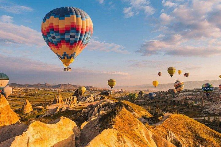 Profitez d'une vue imprenable sur le magnifique désert de Dubaï en montgolfière au départ de Dubaï