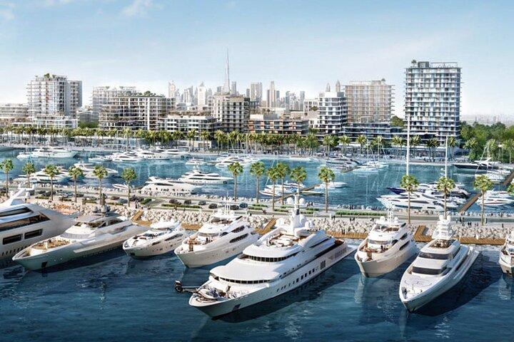 Yacht de luxe et petit-déjeuner dans la marina de Dubaï au départ de Dubaï