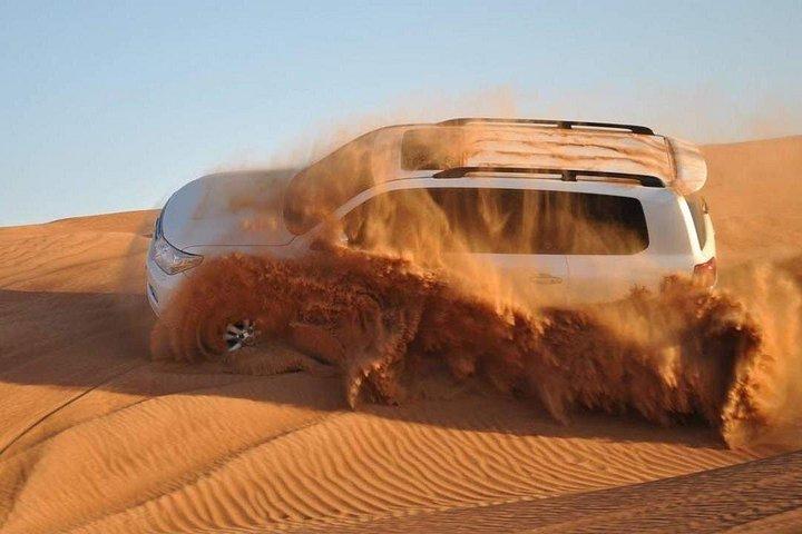 Safari dans le désert avec dîner barbecue et balade à dos de chameau