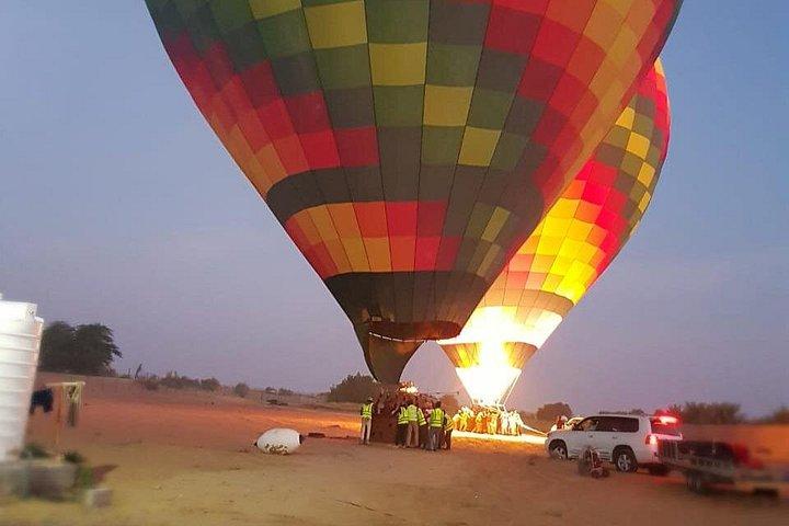 Profitez du magnifique désert de Dubaï standard en montgolfière depuis Dubaï