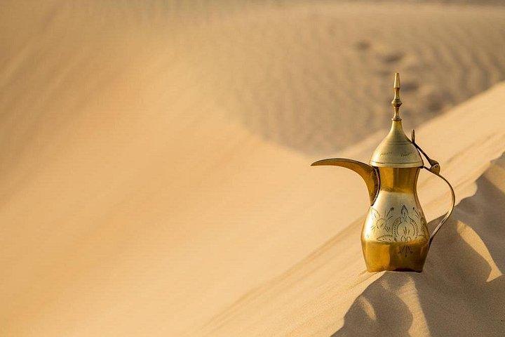 Sable, soleil et divertissement dans le safari dans les dunes du désert de Dubaï
