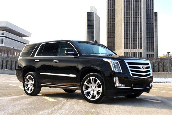 Transfert privé aller-retour DXB à l'aéroport de Dubaï en SUV de luxe